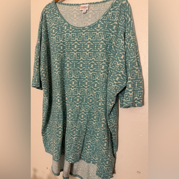 LuLaRoe Tops - LuLaRoe Irma Top XL fits a 2X EUC